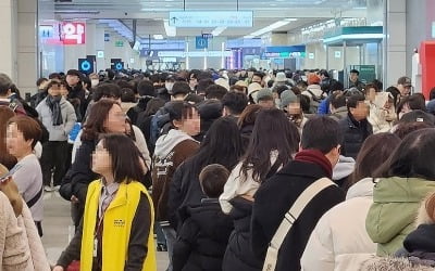 100ｍ 넘는 제주공항 대기줄…"어제도 오늘도 기약없다"