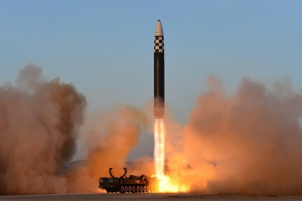 북한의  대륙간탄도미사일(ICBM) '화성-17형'(화성포-17형)/사진=노동신문
