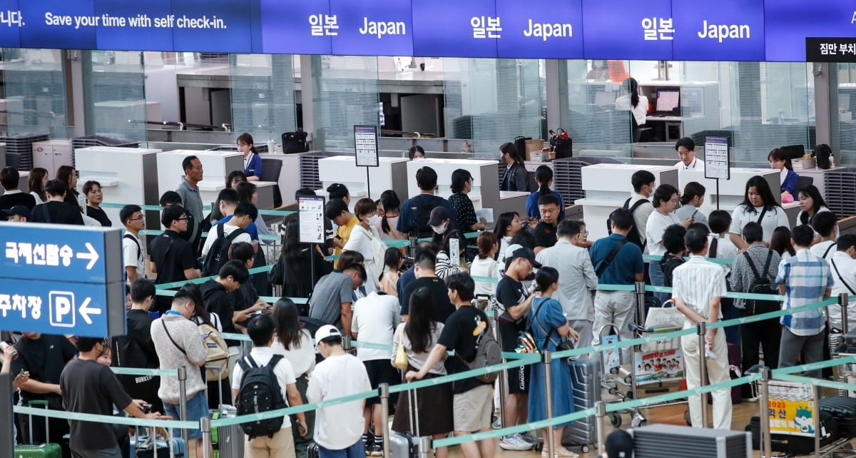 인천국제공항 제1여객터미널 출국장에서 일본행 여행객들이 출국수속을 기다리고 있다. 사진=뉴스1