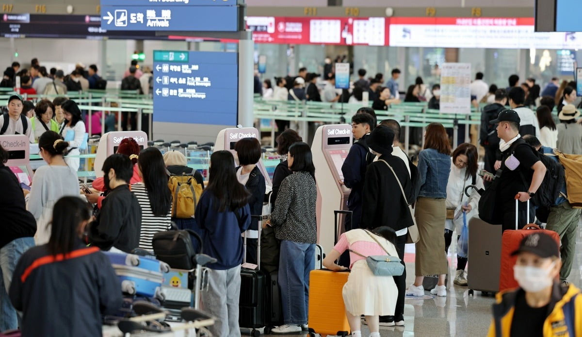 인천국제공항 1터미널 출국장에 해외 여행을 떠나려는 여행객들이 붐비고 있다. 사진=뉴스1