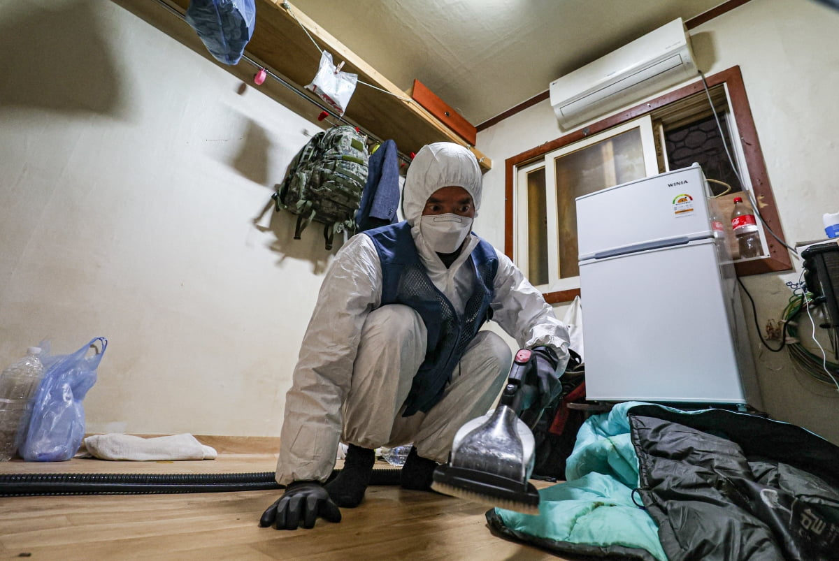 지난달 9일 오전 서울 용산구 동자동 쪽방촌에서 방역업체 직원들이 고열스팀 소독을 하고 있다./사진=뉴스1