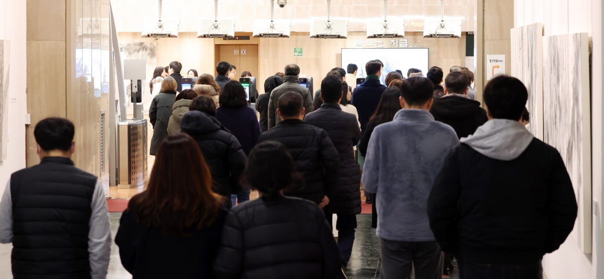 서울 종로구 정부서울청사에서 공무원들이 점심식사를 하러 가는 모습. 사진=뉴스1