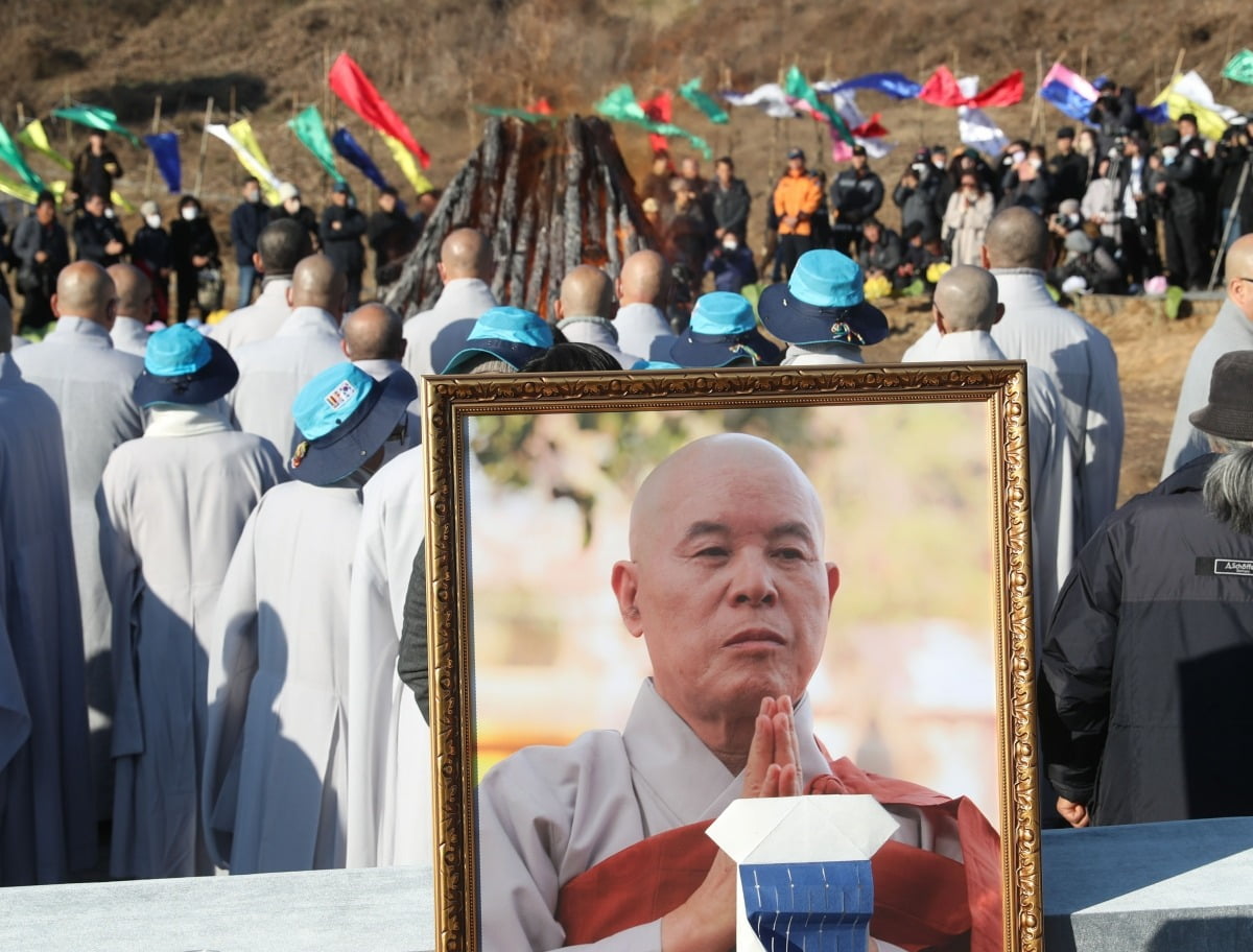 지난달 29일 소신공양으로 입적한 자승스님의 다비식이 3일 오후 경기 화성시 용주사에서 거행되고 있다. /사진=뉴스1