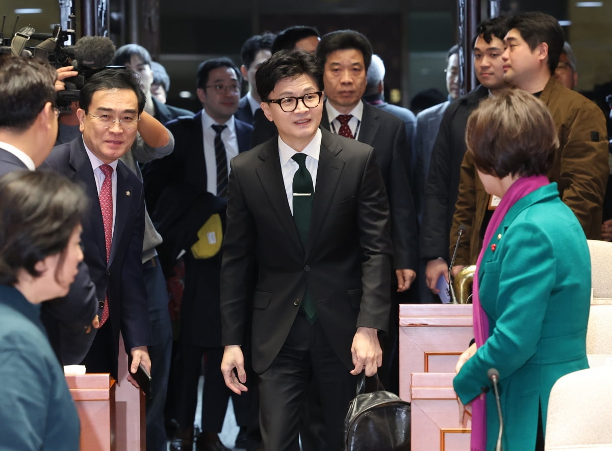 한동훈 법무부 장관이 6일 서울 여의도 국회에서 열린 국민의힘 정책의원총회에 입장하고 있다. / 사진=뉴스1