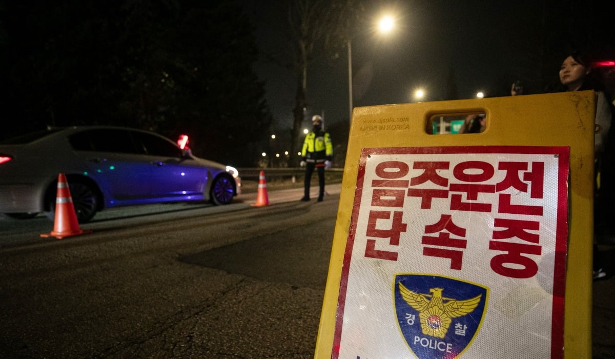  9일 오후 서울 마포구의 한 도로에서 마포경찰서 교통안전계 경찰들이 음주단속을 하고 있다. 사진=뉴스1