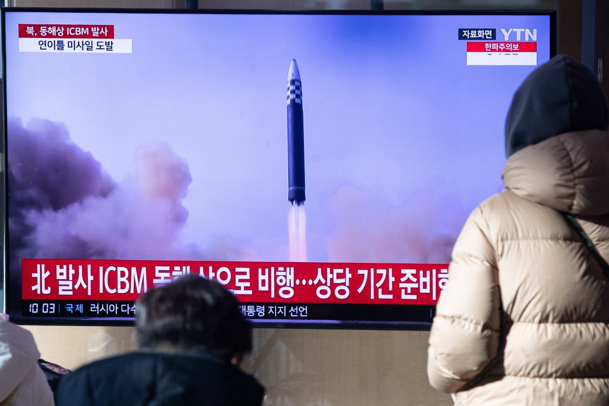 18일 서울역에서 시민들이 북한의 대륙간탄도미사일(ICBM) 업 카지노 관련 뉴스를 지켜보고 있다./ 사진=뉴스1