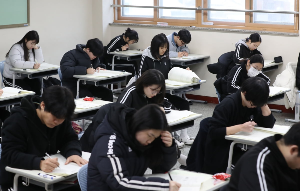 기사와 관계 없는 사진. 동탄고등학교에서 2학년 학생들이 2023년 11월 전국연합학력평가를 치르고 있다. 사진=뉴스1