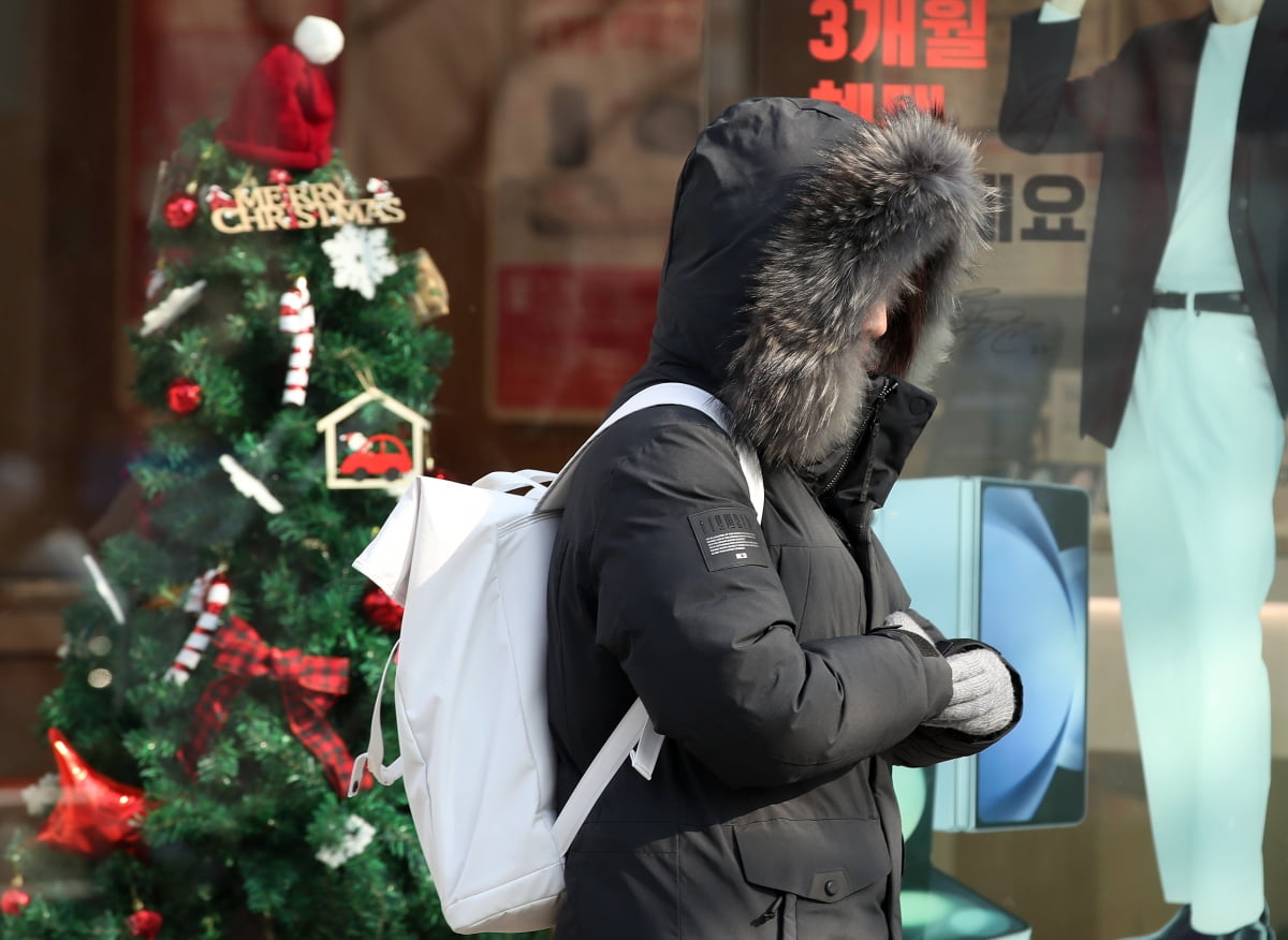  슬롯사이트 업카지노가 이어진 20일 대구 중구 동성로에서 시민들이 두꺼운 외투로 중무장한 채 발걸음을 재촉하고 있다. 사진=뉴스1