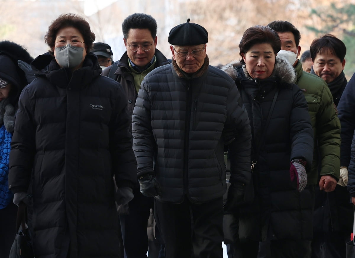 오석철 씨 등 일제 강제동원 피해자들과 유족들이 21일 오전 서울 서초구 대법원에서 열리는 미쓰비시중공업과 일본제철을 상대로 낸 손해배상 청구 슬롯사이트사이트 2건의 상고심 선고에 참석하기 위해 법정으로 향하고 있다./사진=뉴스1