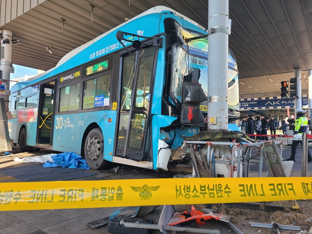 22일 오후 경기 수원시 권선구 라바 카지노환승센터에서 시내버스가 시민 다수를 치는 사고가 발생했다. 이 사고로 1명이 숨지고, 11명이 중상을 입어 병원으로 옮겨졌다. 사진은 사고 현장의 모습.  사진=뉴스1