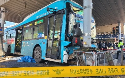 버스가 시민들 덮쳤다…아수라장 된 카지노 찰리 환승센터 [종합]