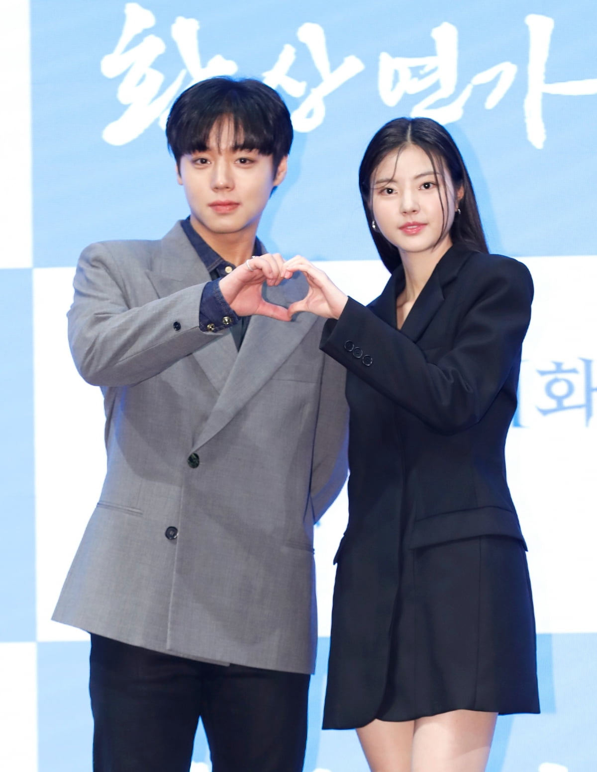 배우 박지훈과 홍예지(오른쪽)가 8일 서울 구로구 더세인트에서 열린 KBS2 새 월화드라마 '환상연가' 제작발표회에서 포즈를 취하고 있다./사진=뉴스1