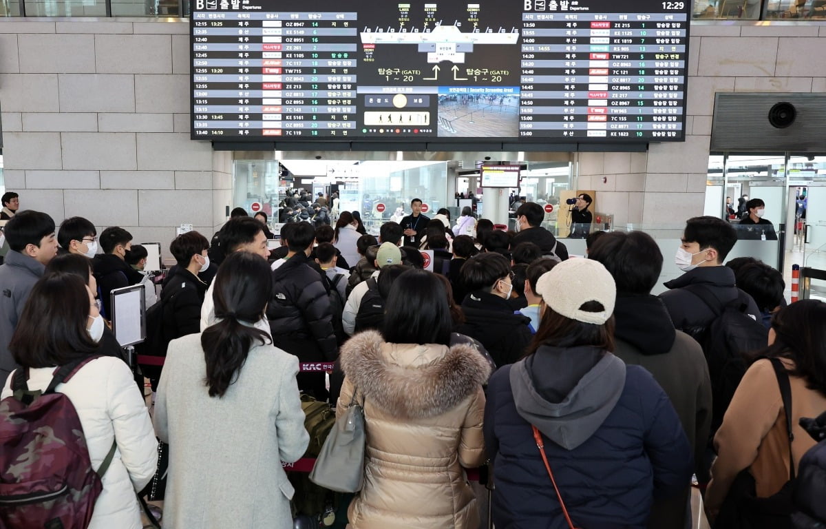 연말연시 연휴를 앞둔 29일 오전 서울 김포공항 국내선 청사에서 여행객들이 항공기 탑승을 기다리고 있다.  /사진=뉴스1