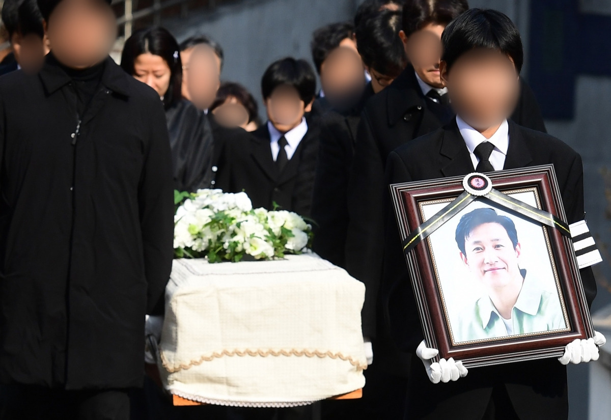 29일 정오 서울 종로구 서울대병원 장례식장에서 배우 고(故) 이선균의 발인식이 엄수되고 있다. /사진=뉴스1