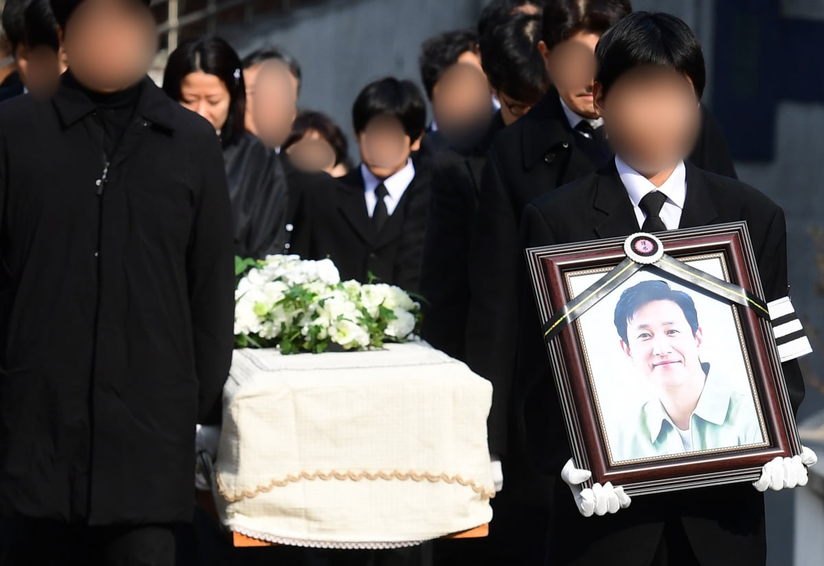 서울 종로구 서울대병원 장례식장에서 배우 고(故) 카지노 게임 종류의 발인식이 엄수되고 있다./사진=뉴스1