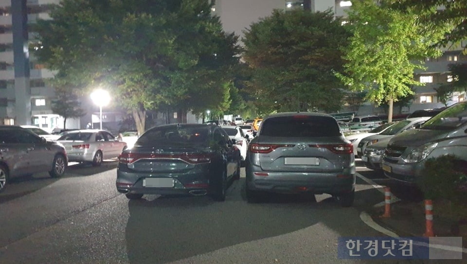 차량 1대가 다닐 길만 남기고 빼곡하게 주차된 한 아파트 단지. 사진=오세성 한경닷컴 기자