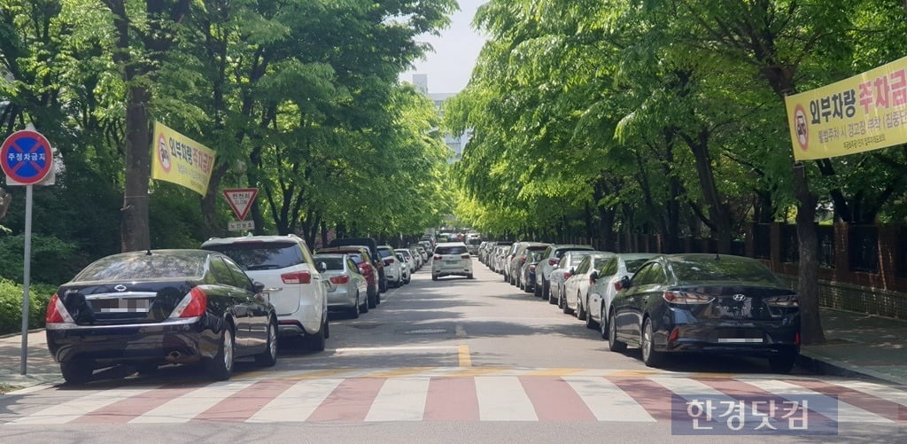 한 아파트 단지 옆 도로에 차량들이 빼곡하게 주차된 모습. 사진=오세성 한경닷컴 기자