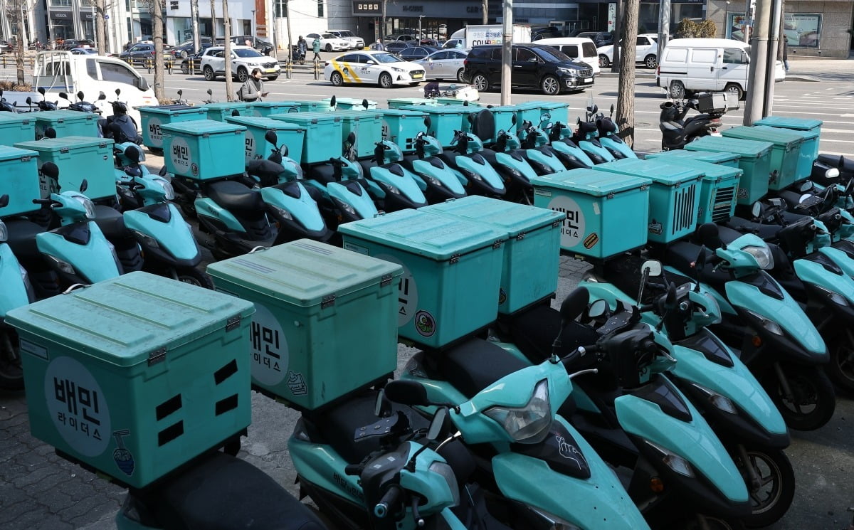 서울 시내 한 거리에 배달의민족의 '배민라이더스' 오토바이들이 주차돼있다. 사진=우아한형제들 제공