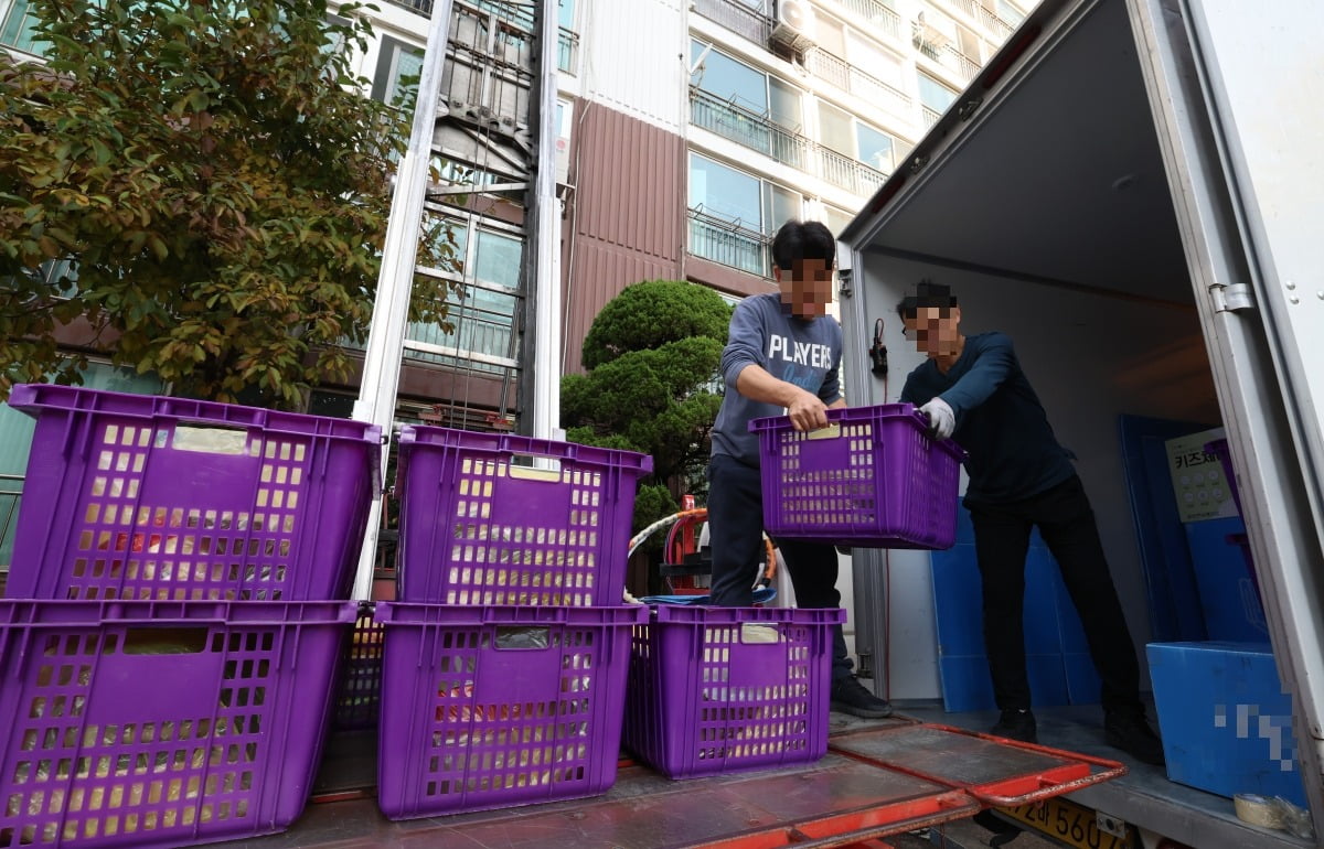 경기도에 있는 한 아파트에서 이사업체 직원들이 이삿짐을 나르고 있다. 사진=한경DB