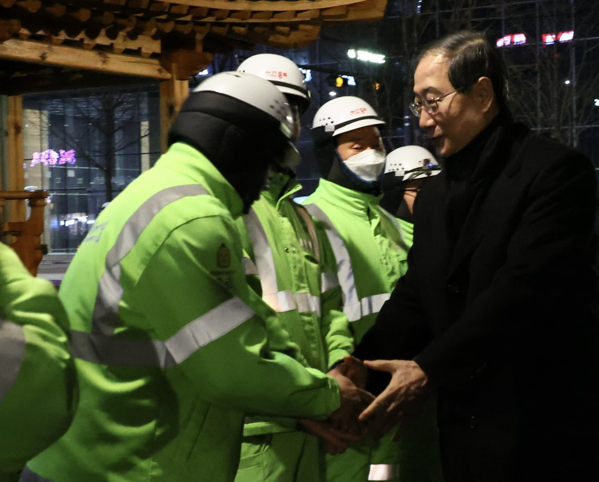 한덕수 국무총리가 1일 오전 서울 종로구 청진공원에서 작업 중인 종로구청 환경공무관들을 찾아가 격려하고 있다. 국무총리실 제공