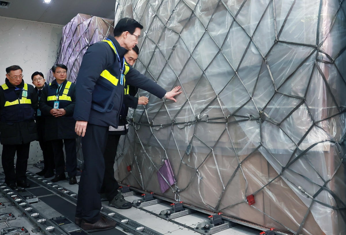 방문규 산업통상자원부 장관이 1일 오전 0시 인천공항 대한항공 제1화물터미널을 방문해 수출화물 선적 현장을 점검하고 있다. 산업통상자원부 제공