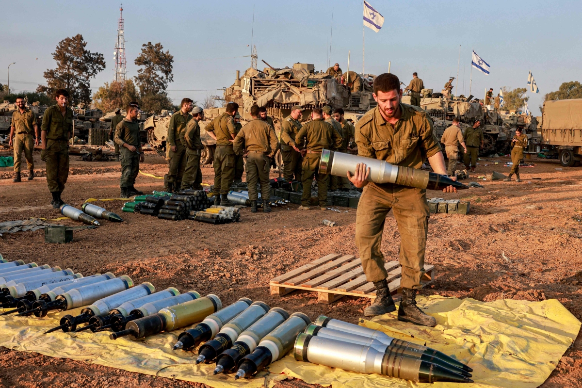 지난 31일(현지시간) 이스라엘 포병대원이 155mm 포탄을 정리하고 있다  / 사진=AFP