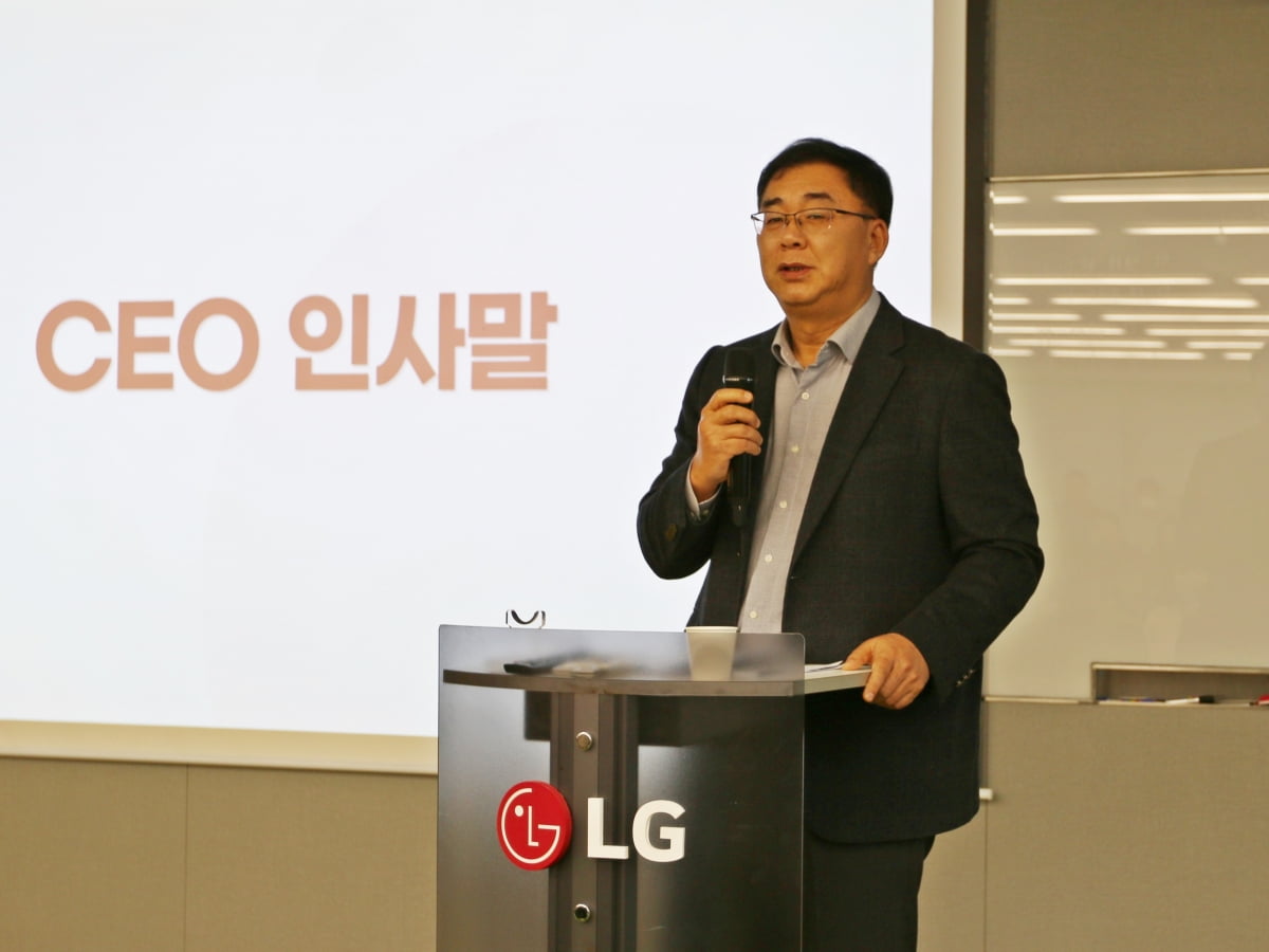 송구영 LG헬로비전 대표가 2일 서울 마포구 LG헬로비전 상암 사옥에서 열린 시무식에서 임직원들에게 인사말을 전하고 있다. LG헬로비전 제공