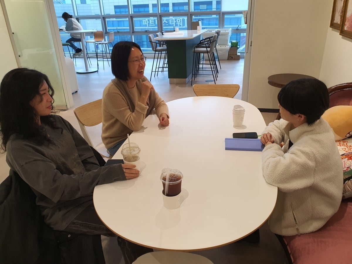 곽혜은 이사(가운데)와 직원들이 점심 시간 티타임을 하고 있다. 윤현주 기자