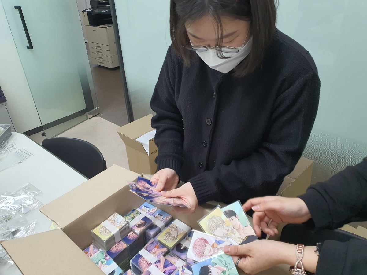 박준영 미디어전략팀 사원이 포토 카드 상태를 확인하고 있다. 윤현주 기자