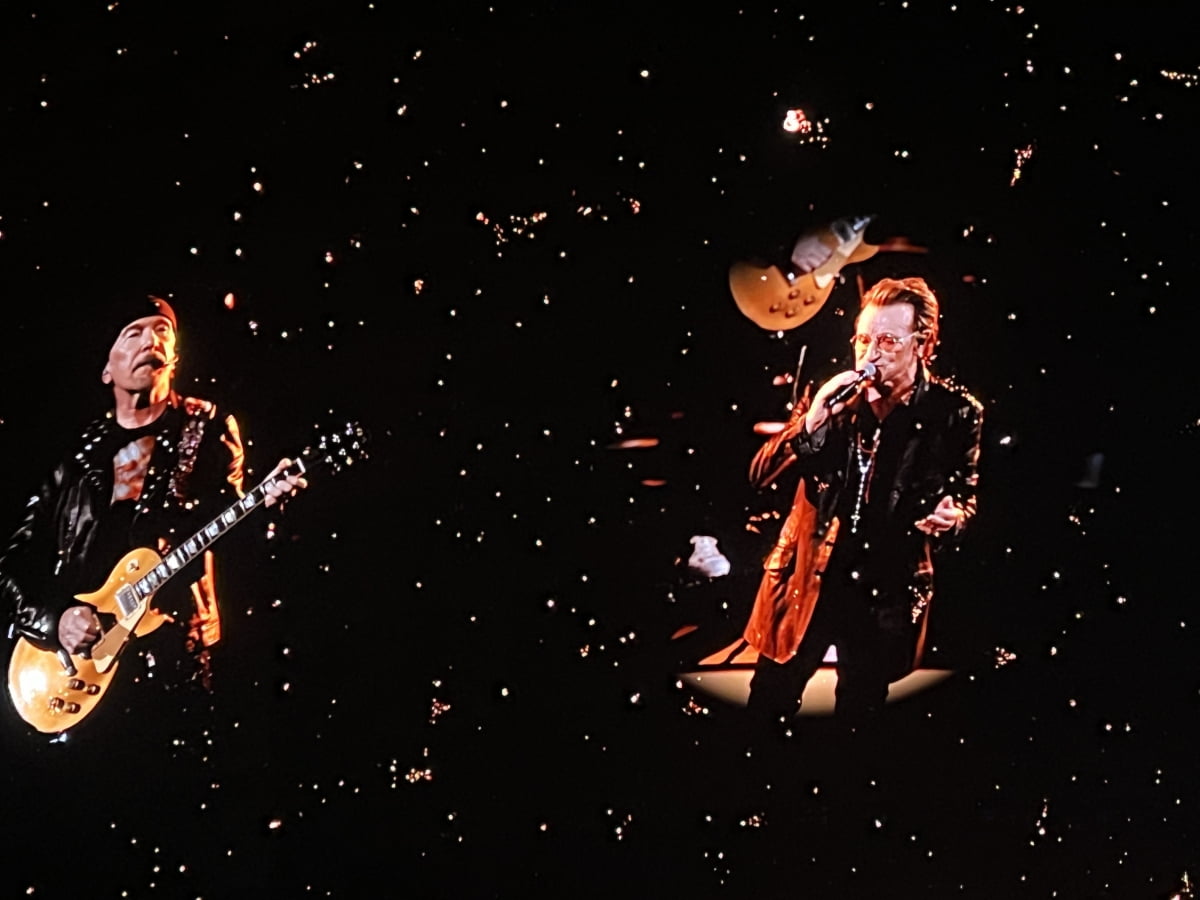 스피어 개관 최초 콘서트인 U2 UV : Achtung Baby 공연.  