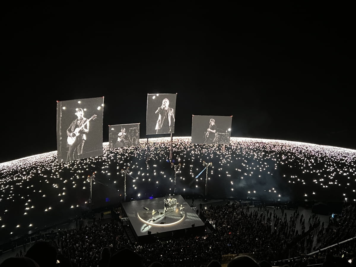 스피어 개관 최초 콘서트인 U2 UV : Achtung Baby 공연.  