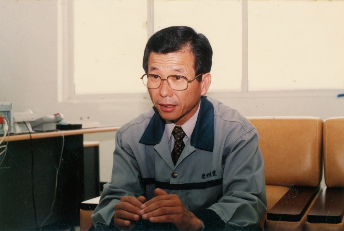 1996년 동아산업을 세운 김영기 회장은 독자 기술로 녹즙기를 개발했다. 동아산업 당시 회의실에서 회의를 주재하는 모습. / 사진=휴롬