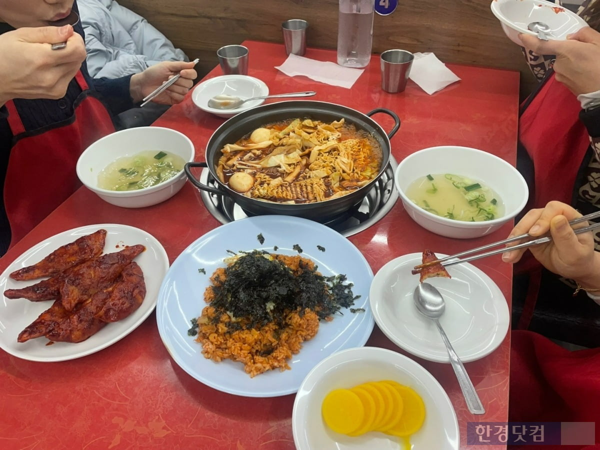 '강남 떡볶이 3대장'으로 꼽히는 서울 방배동 이수역 인근의 '애플하우스'에서 식사 중인 손님들. /사진=김세린 기자