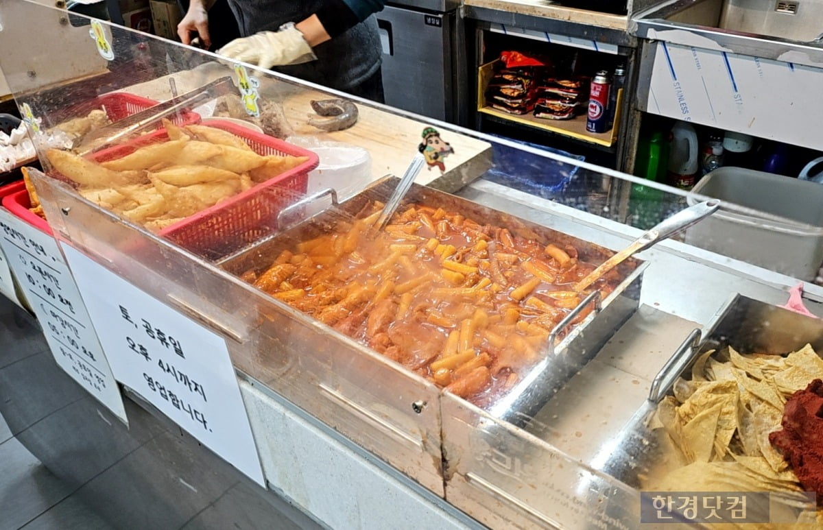 서울 강남구 압구정동 '신사시장 떡볶이집(쌍둥이네)'에서 분주히 요리 중인 사장. /사진=김영리 기자