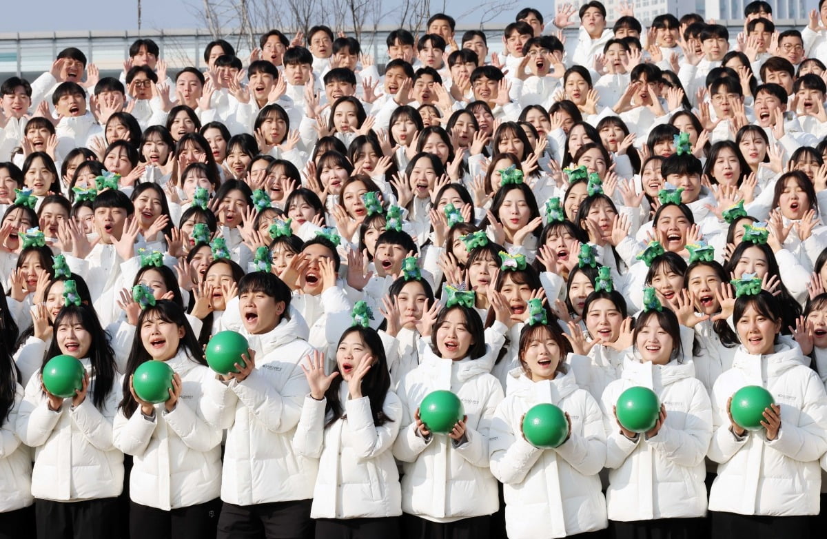 27일 인천 청라동 하나글로벌캠퍼스에서 연수 중인 하나은행 신입 사원들이 용의 해를 맞아 함성을 지르고 있다./강은구 기자