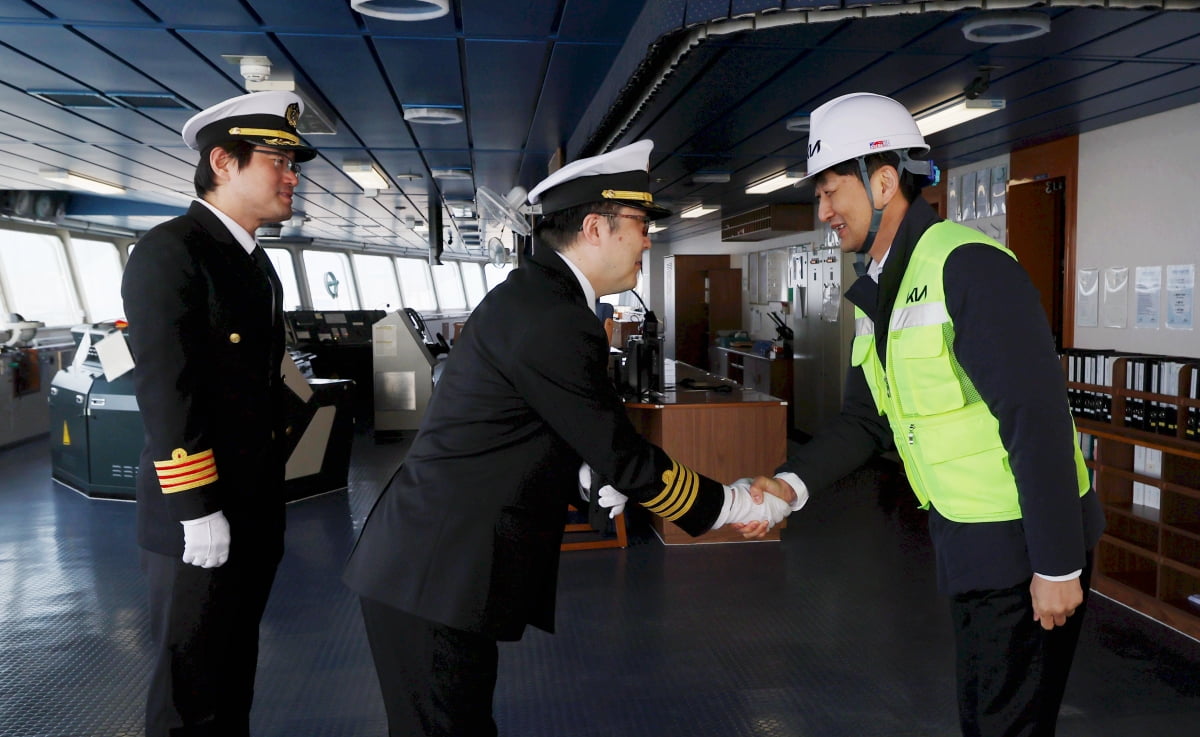 [포토] 취임 첫날 평택항 찾은 안덕근 신임 산업부 장관