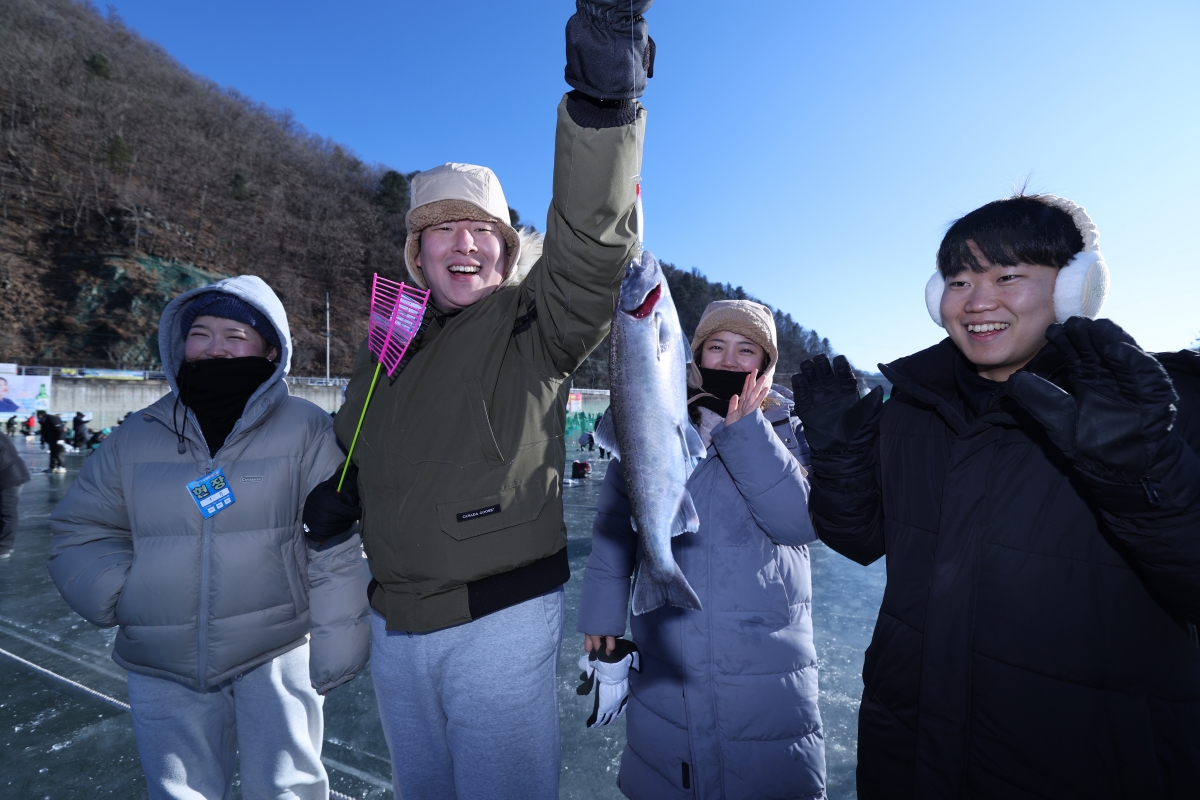 [포토] 얼음 꽁꽁 화천 산천어축제 즐겨요