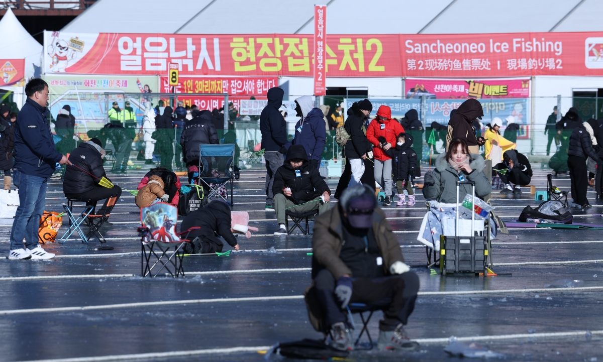 [포토] 얼음 꽁꽁 화천 산천어축제 즐겨요