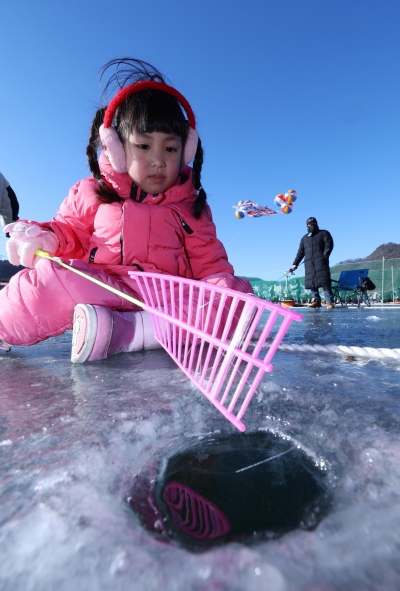 [포토] 얼음 꽁꽁 화천 산천어축제 즐겨요