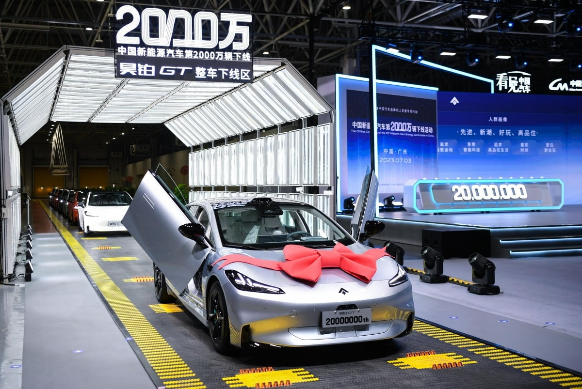 지난해 7월 자동차 제조기업 광치아이온의 2000만번째 전기차가 중국 광둥성 광저우 생산기지에서 출고되고 있다. 신화통신