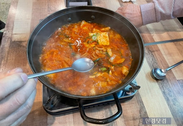 서울 은평구에서 '3000원짜리 김치찌개'를 판매해 손님들 사이 입소문이 난 '착한 가격' 식당. /사진=김세린 기자