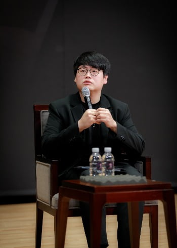 기자간담회에서 이야기하고 있는 피아니스트 김준형. 금호문화재단 제공