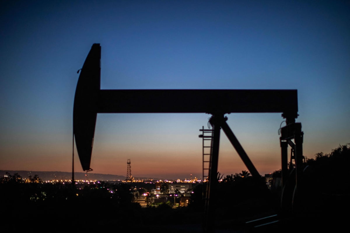 2020년 4월 미국 캘리포니아주 롱비치 윌로우스프링스 공원에서 석유 펌프잭이 가동되고 있다. AFP