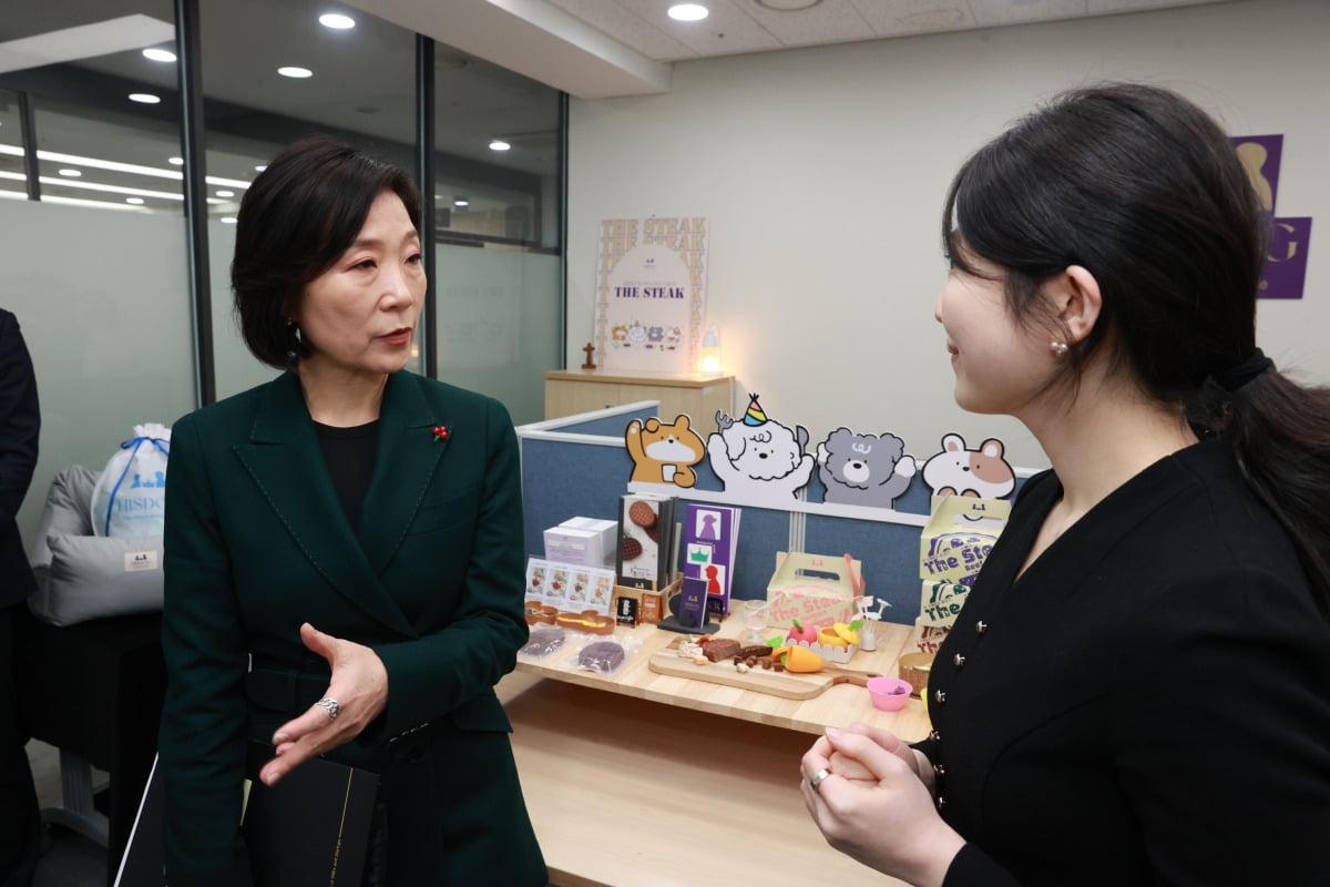 오영주 중소벤처기업부 장관(왼쪽)이 9일 서울 용산에 있는 반려동물 용품 업체 '히즈독(Hisdog)'을 방문해 사업장을 둘러보며 임민지 히즈독 대표와 이야기하고 있다.  /중소벤처기업부 제공