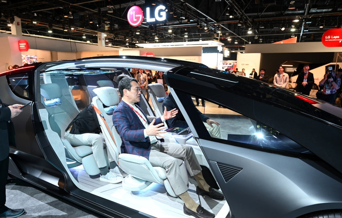 LG전자 조주완 CEO가 9일(현지시간) 미국 라스베이거스에서 열린 CES 2024에서 LG전자의 미래 모빌리티 콘셉트 '알파블'을 소개하고 있다. 사진=LG전자

 