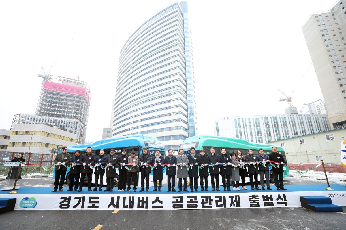 김동연(왼쪽 열 번째) 경기도지사는 10일 도청에서 열린 '시내버스 공공관리제 출범식'에 참석해 시내버스 운행 안정화와 도민 교통서비스 개선을 약속했다.경기도 제공
