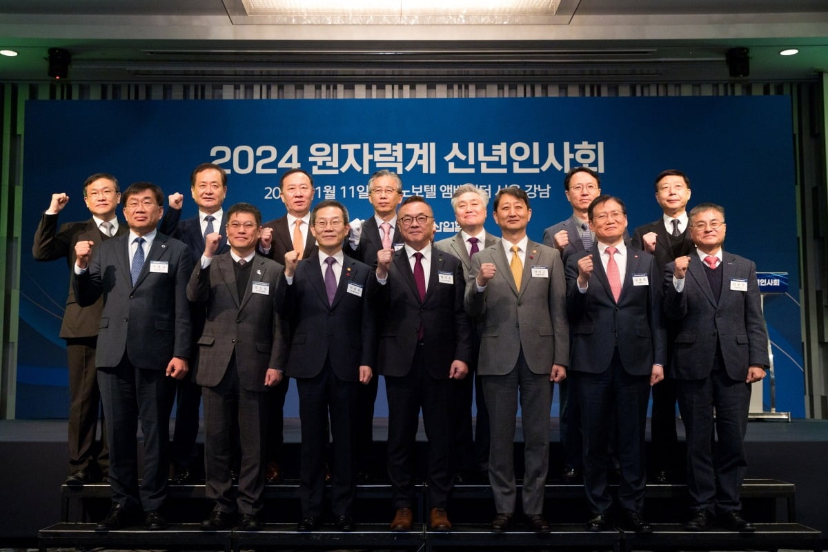 이종호 과학기술정보통신부 카지노 쪽박걸이 11일 오전 서울 강남구 노보텔앰배서더호텔에서 열린 '2024 원자력계 신년인사회' 에서 기념촬영 하고 있다. 앞줄 왼쪽 두 번째부터 임승철 원자력안전위원회 사무처장, 이종호 과학기술정보통신부 장관, 황주호 한국원자력산업협회장, 안덕근 산업통상자원부 장관. / 사진=과기부