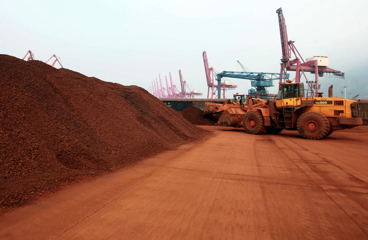 중국 장쑤성 동쪽에 있는 도시 롄윈강의 항구에 희토류 원소가 든 흙이 쌓여 있다.  /AFP