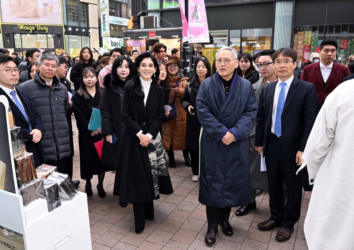 2024 코리아그랜드세일이 개막한 11일 서울 중구 명동거리에서 유인촌 문체부장관과 이부진 한국방문의해 위원장이 화장품 가게를 방문하고 있다./최혁 기자