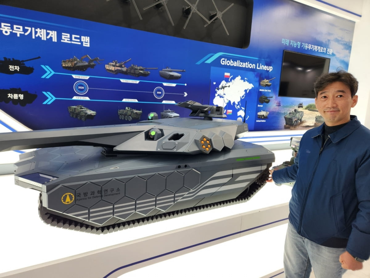 현대로템 연구원이 K3 전차의 콘셉트\ 모델 특징을 설명하고 있다. /김동현 기자 